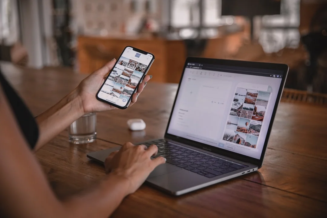 Une personne utilisant un ordinateur portable pour examiner des stratégies de marketing sur les réseaux sociaux à la maison.